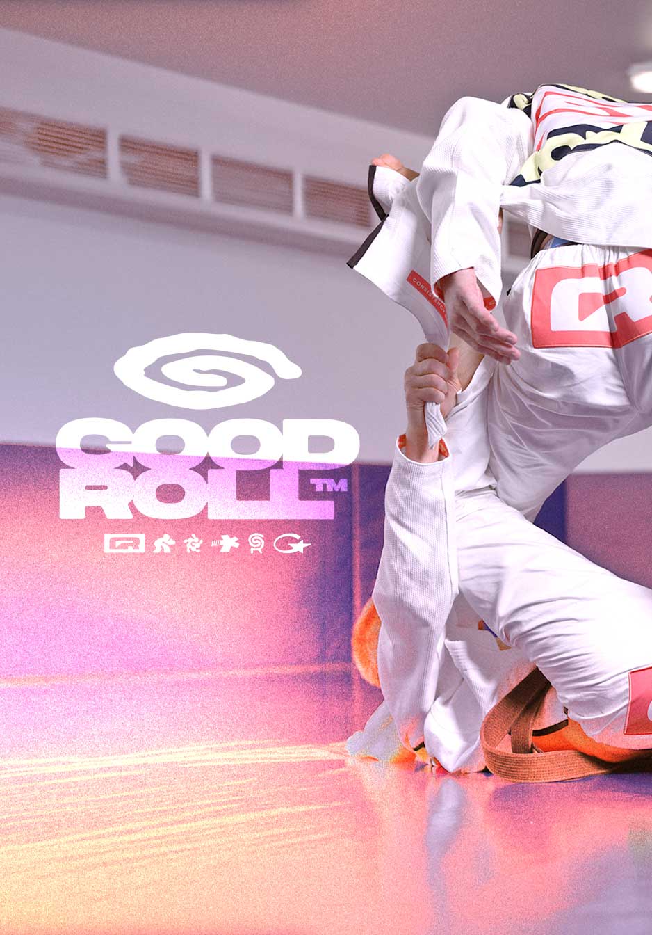 GoodRoll Schriftzug und daneben zwei BJJler mit dem GoodRoll Heritage Gi am rollen