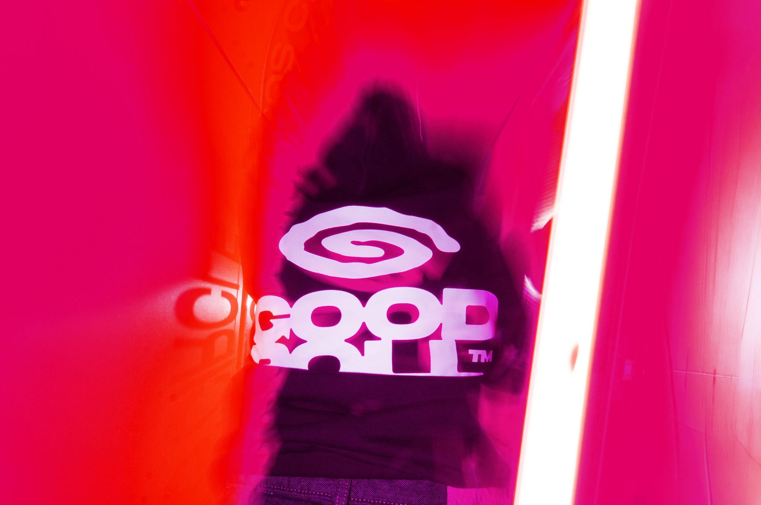 A photo of a person seen from behind wearing the Goodroll Hoodie Basic 